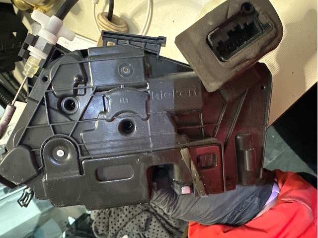 VAG 5K1837016E Замок двери передней правой в наличии Павлоград