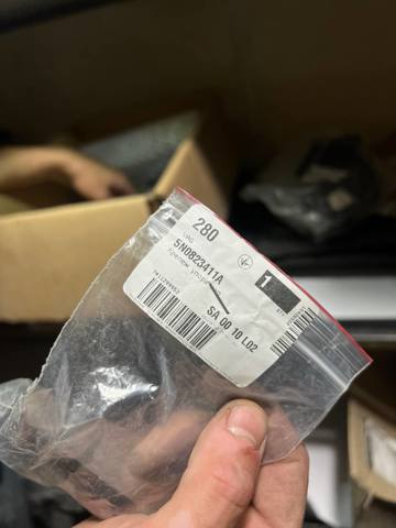 Кронштейн ручки открывания капота 5N0823411A VAG