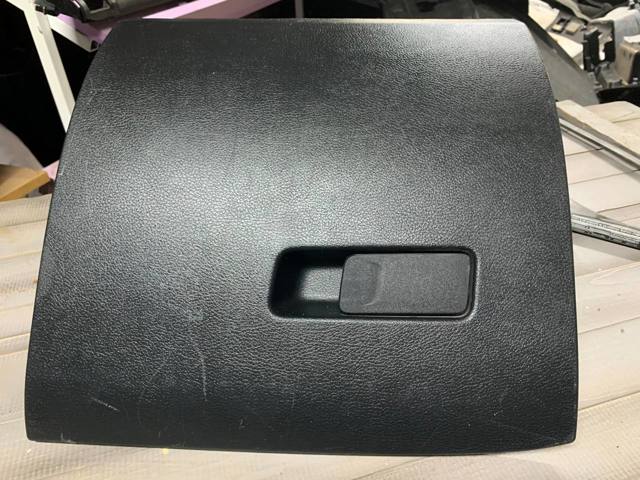 Крышка перчаточного ящика (бардачка) 5UT24DX9AB CHRYSLER