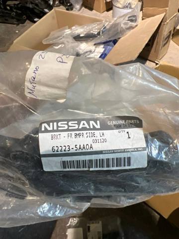 Левый кронштейн переднего бампера 622235AA0A NISSAN