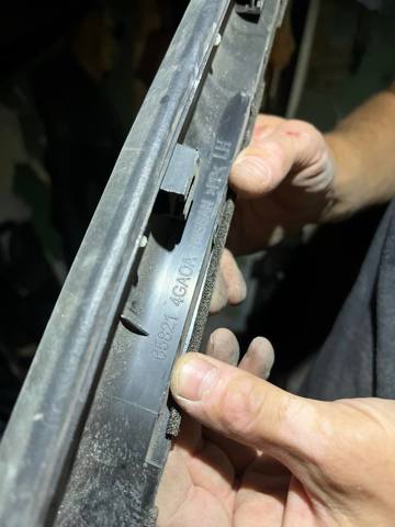 Уплотнитель крыла 658214GA0A NISSAN