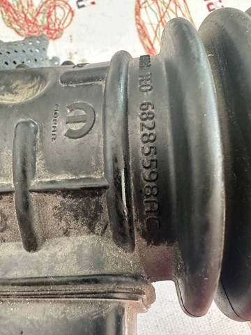 Патрубок воздушный выход воздушного фильтра 68285598AC CHRYSLER