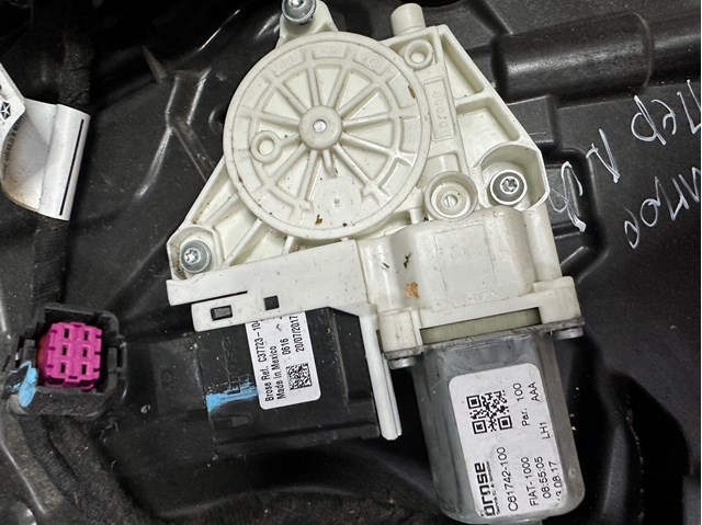 Мотор стеклоподъемника двери передней, левой 68302551AC CHRYSLER