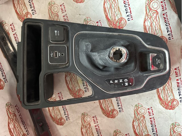 Облицовка рычага переключения передач АКПП 6DB75DX9AC CHRYSLER