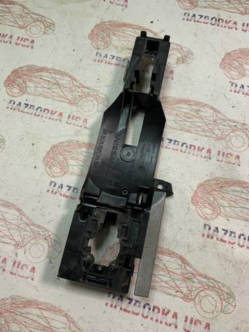 Держатель наружной ручки двери, передней левой 806114EA0A NISSAN