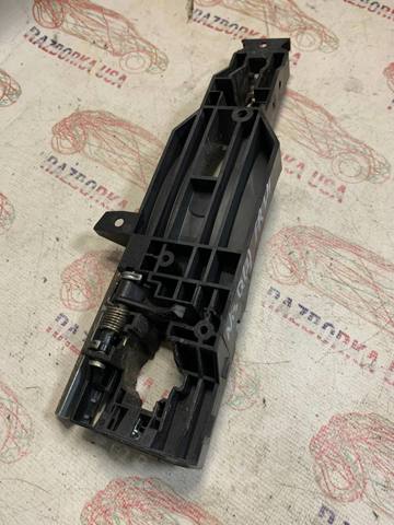 Держатель наружной ручки двери, передней левой 806115FD0B NISSAN