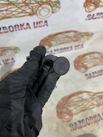 80A512182 VAG Клипса крепления защиты заднего нижнего рычага купить в Ужгород