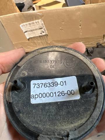 Фирменный значек капота 813237505 BMW