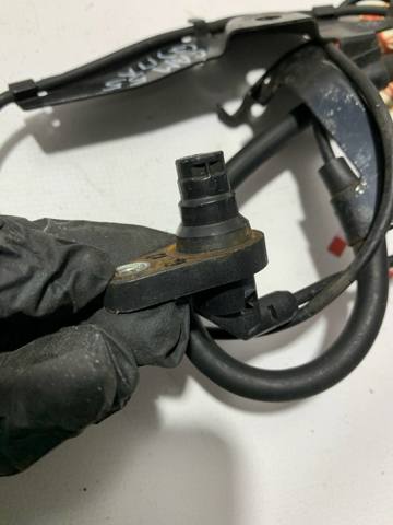 Передний левый датчик абс 8954306120 TOYOTA