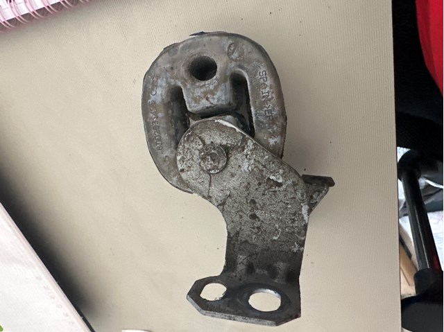 Подушки глушителя 8D0253147G VAG