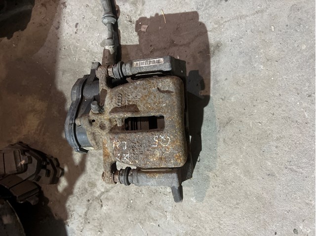 Задний левый суппорт 8K0615403B VAG