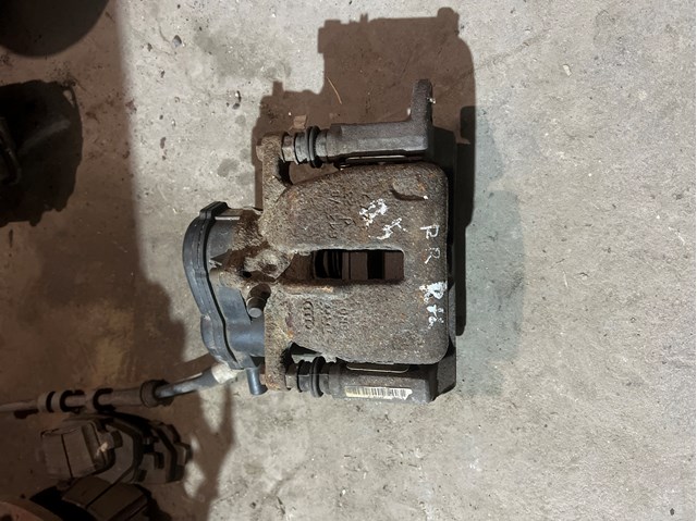 Задний правый суппорт 8K0615404B VAG