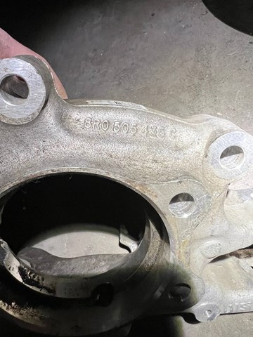 Цапфа левая 8R0505435C VAG