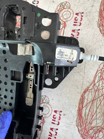 Держатель наружной ручки двери, задней левой 8T0837885B VAG