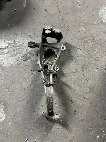 Кулак поворотный передний левый 8W0407559 VAG