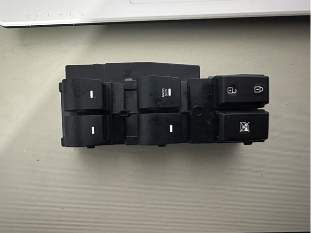 Кнопки переднего левого стеклоподъемника 93570F2100 HYUNDAI