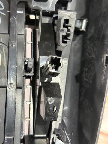 NISSAN 969415RL1A Накладка консоли рычага переключения передач АКПП в наличии Кривой Рог