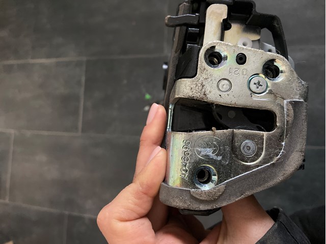 Внутренний дверной замок A046693 TOYOTA