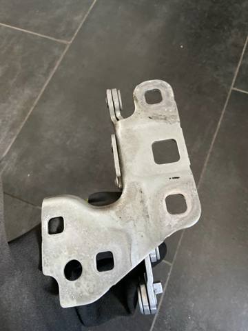Завес капота, правый A1668800028 MERCEDES