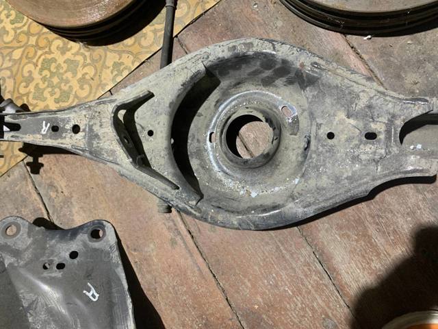 Рычаг задней подвески нижний, правый B45A28300C MAZDA