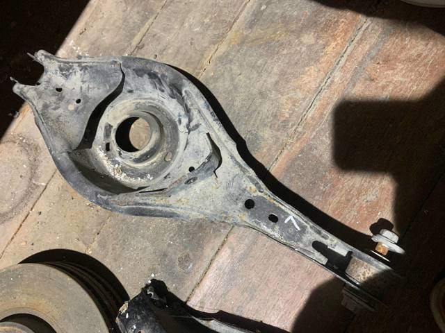 Балансир задний нижний, левый B45A28350C MAZDA