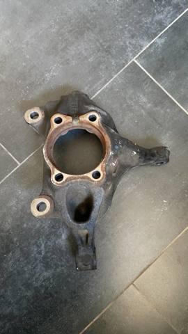 Цапфа - поворотный кулак передний, правый B45A33021 MAZDA