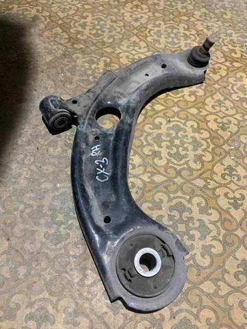 Правый рычаг передней нижней подвески D10E34300 MAZDA