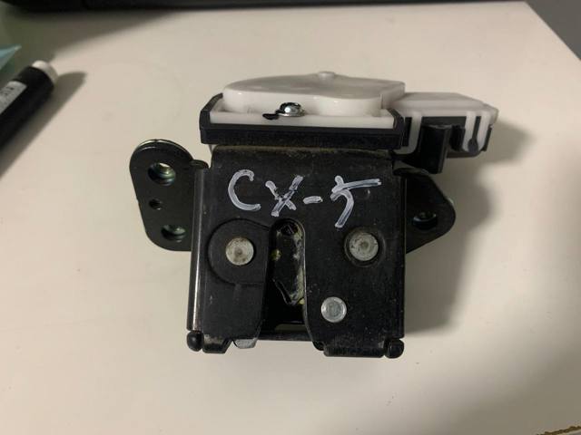 Замок и ручка двери задка G33M62310B MAZDA