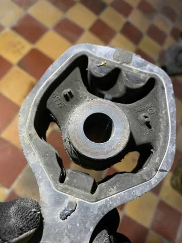 MAZDA KF5939040 Подушка (опора) двигателя задняя в наличии Львов