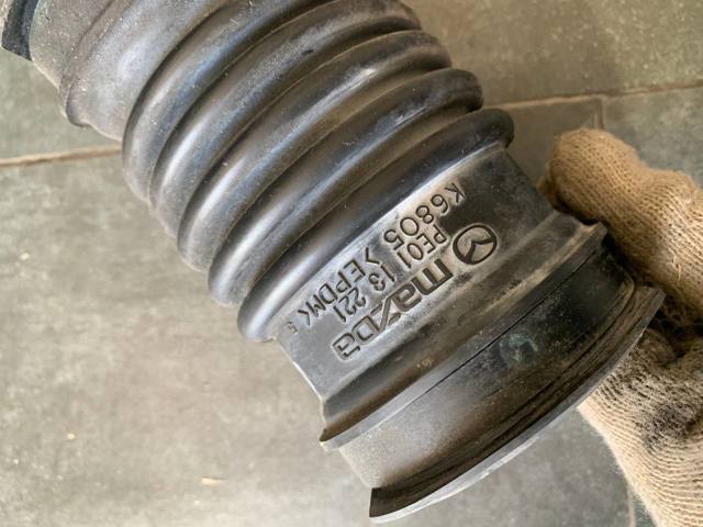PE0113221 MAZDA Выпускной патрубок воздушного фильтра купить в Кривой Рог