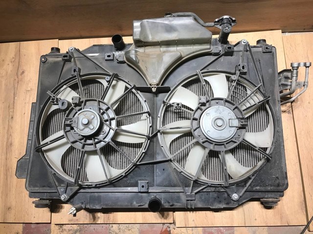 PE0115210 Mazda Диффузор радиатора охлаждения