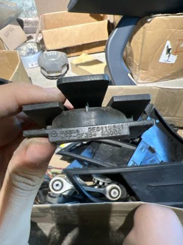 MAZDA PE0115241 Кронштейн радиатора верхний в наличии Черновцы