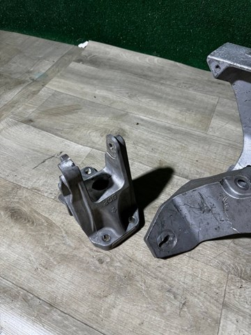 Кронштейн подушки (опоры) двигателя, задней 113333NF0A NISSAN