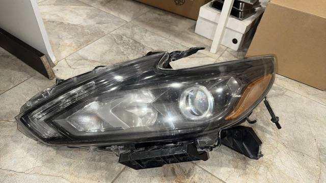 Основная фара в сборе левая 260609HS9B NISSAN