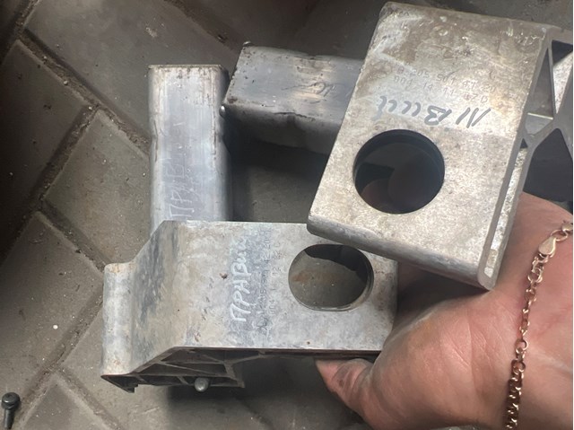 Кронштейн радиатора нижний A2055014120 MERCEDES