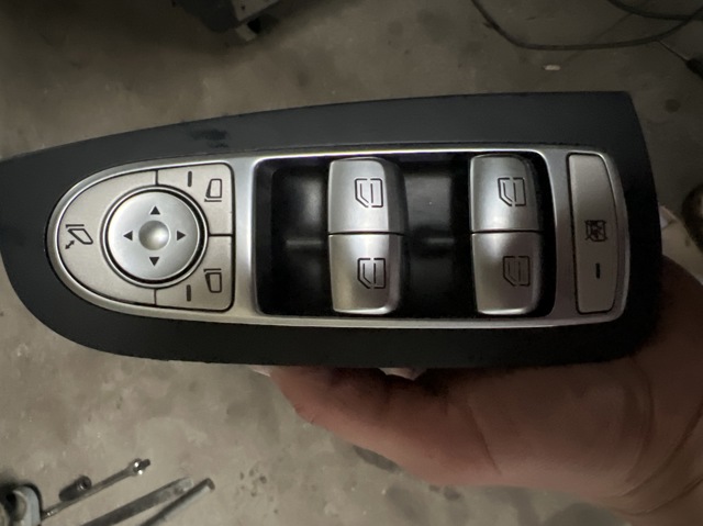 MERCEDES 2229056800 Кнопочный блок управления стеклоподъемником передний левый в наличии Николаев