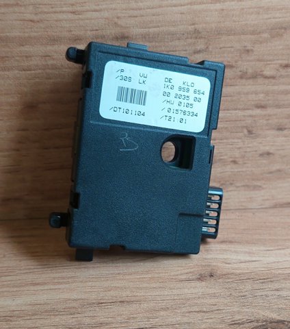 Датчик угла поворота рулевого колеса Шкода Октавия 2 A5