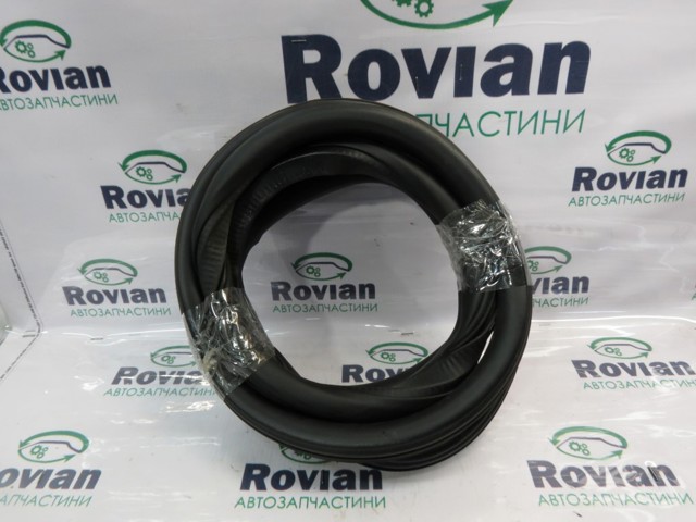 Уплотнитель двери задка кузова 1Z5867367F VAG