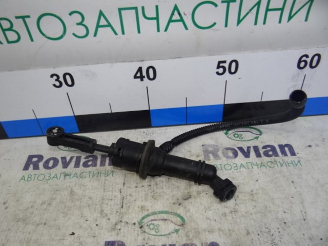 Главный цилиндр 306100017R RENAULT