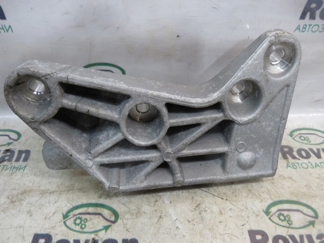 Кронштейн подушки (опоры) двигателя, правой 365940E700 HYUNDAI