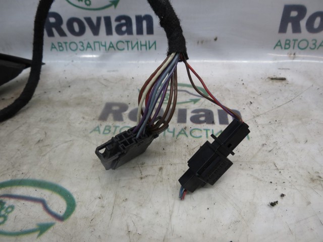 3B0857933 Уплотнитель зеркала к двери левый купить Житомир