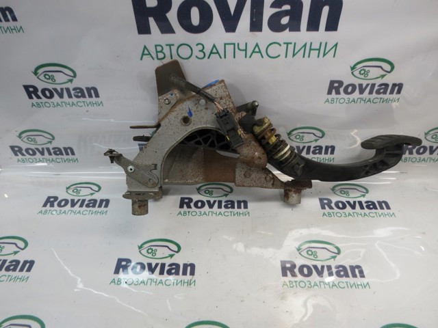 465030038R Педаль сцепления купить Кривой Рог