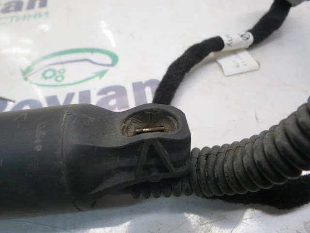 Амортизатор задней двери 5NA827851A VAG