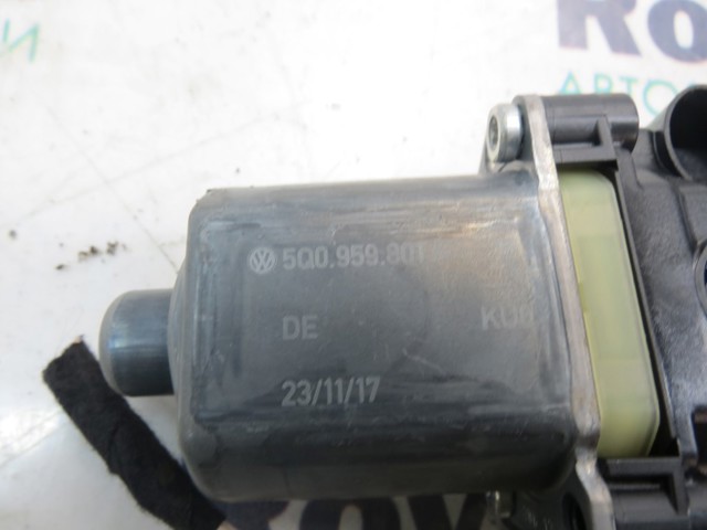 Мотор стеклоподъемника двери передней, левой 5Q0959801A VAG