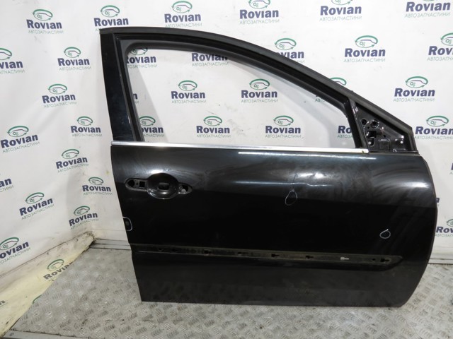 Пассажирская передняя дверь 801000025R RENAULT