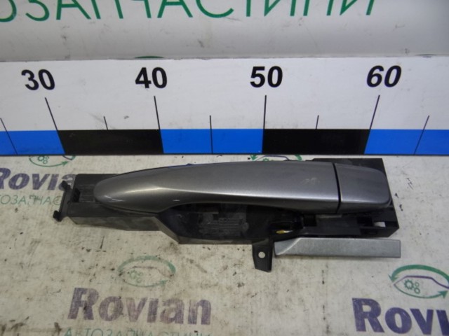 Держатель наружной ручки двери, передней правой 806105FD0B NISSAN