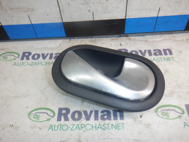 Ручка двери правой, внутренняя, перед/зад 8200028486 Renault (RVI)