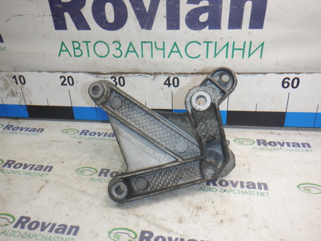 Крепление подушки коробки передач 8200043084 Renault (RVI)