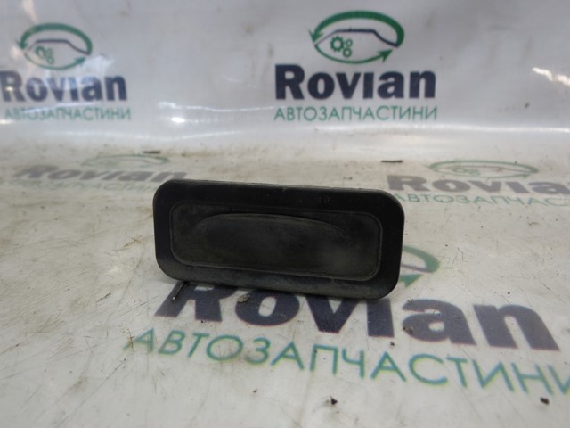 Кнопка привода замка крышки багажника (двери 3/5-й (ляды) 8200076256 RENAULT