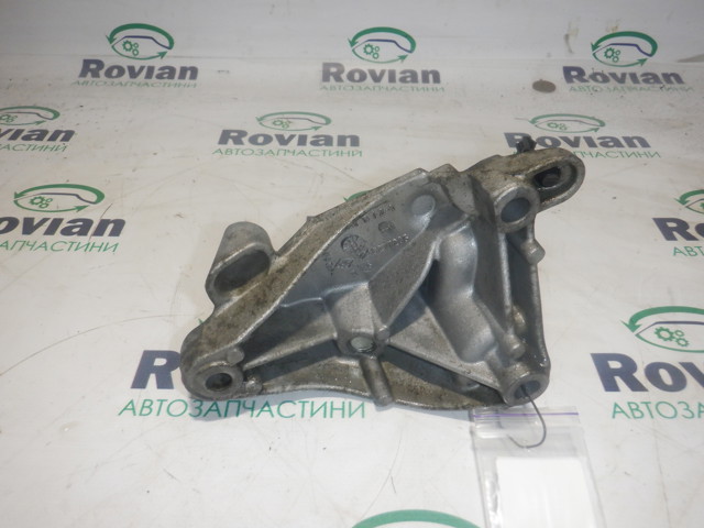 Кронштейн подушки (опоры) двигателя, левой 8200277203 NISSAN